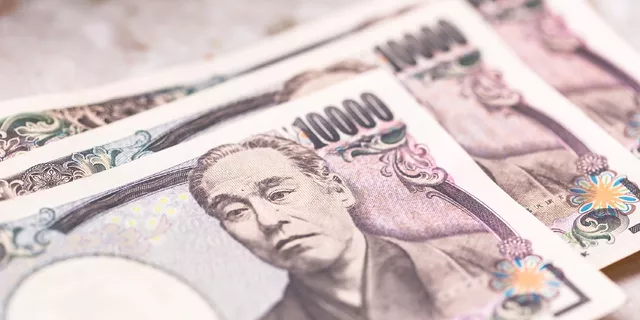 USD/JPY: market consolidating between Moving Averages